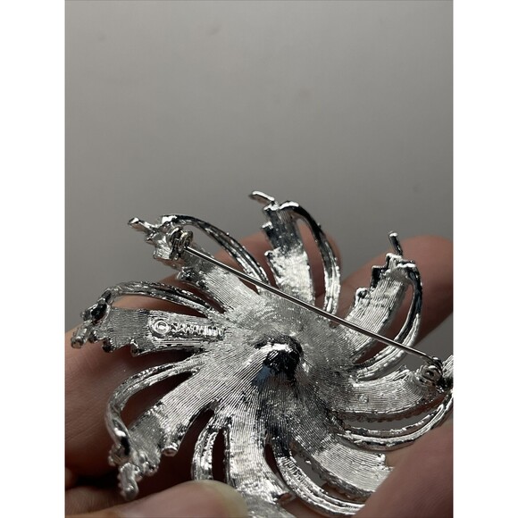 Sarah Coventry Vintage Silver Faux Pearl Pinwheel Brooch Excellant Condition - Picture 4 of 5